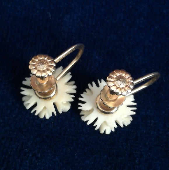 Vintage Krementz Carved Daisy Screwback Earrings - Picture 3 of 6
